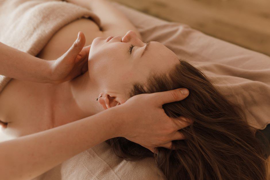Mẹo giảm đau vai gáy cho gamer và cách neck shoulder massage