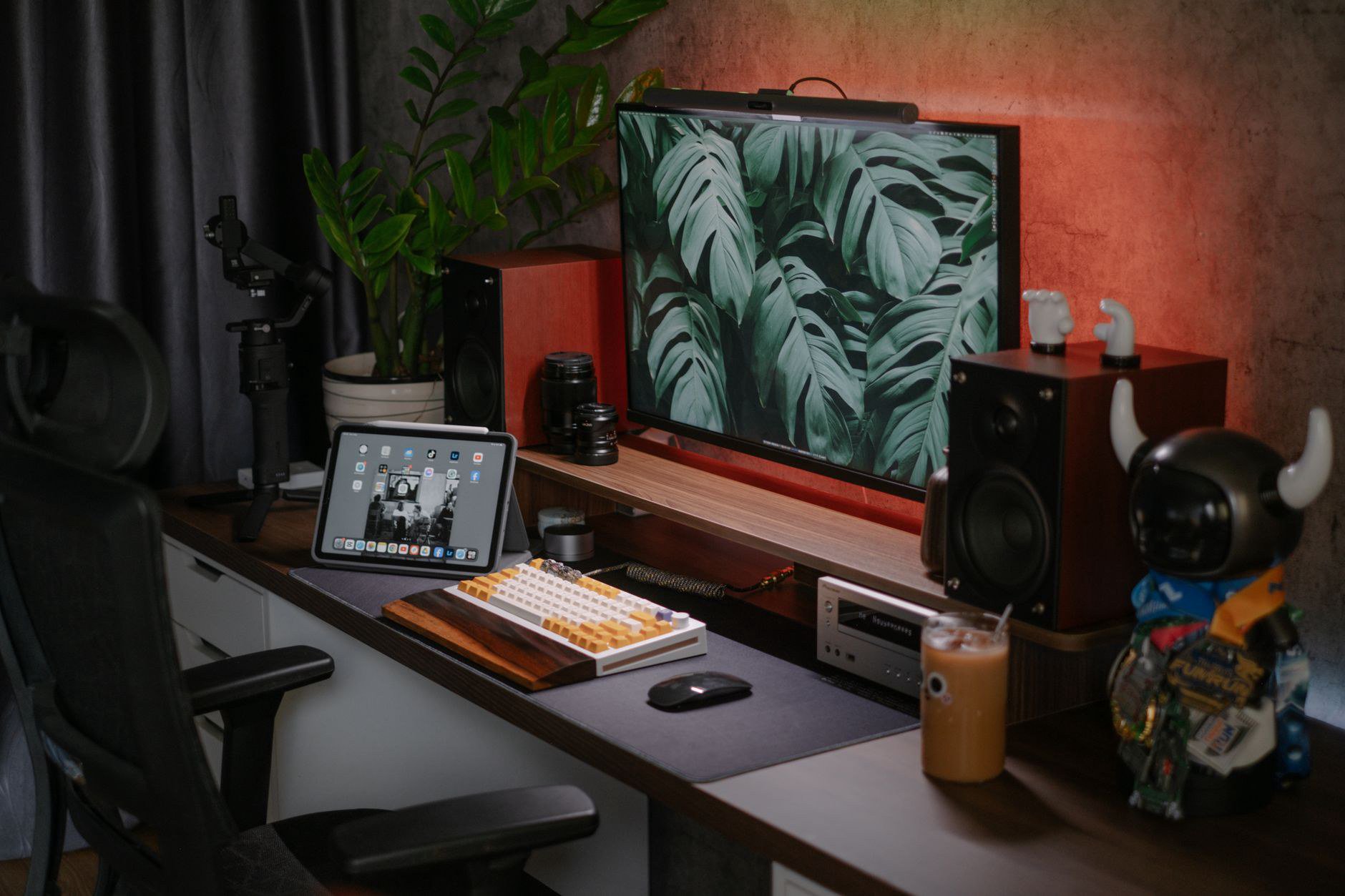 Vì sao dân setup gaming hay chuyển sang treo màn hình, loa, kệ PC lên tường