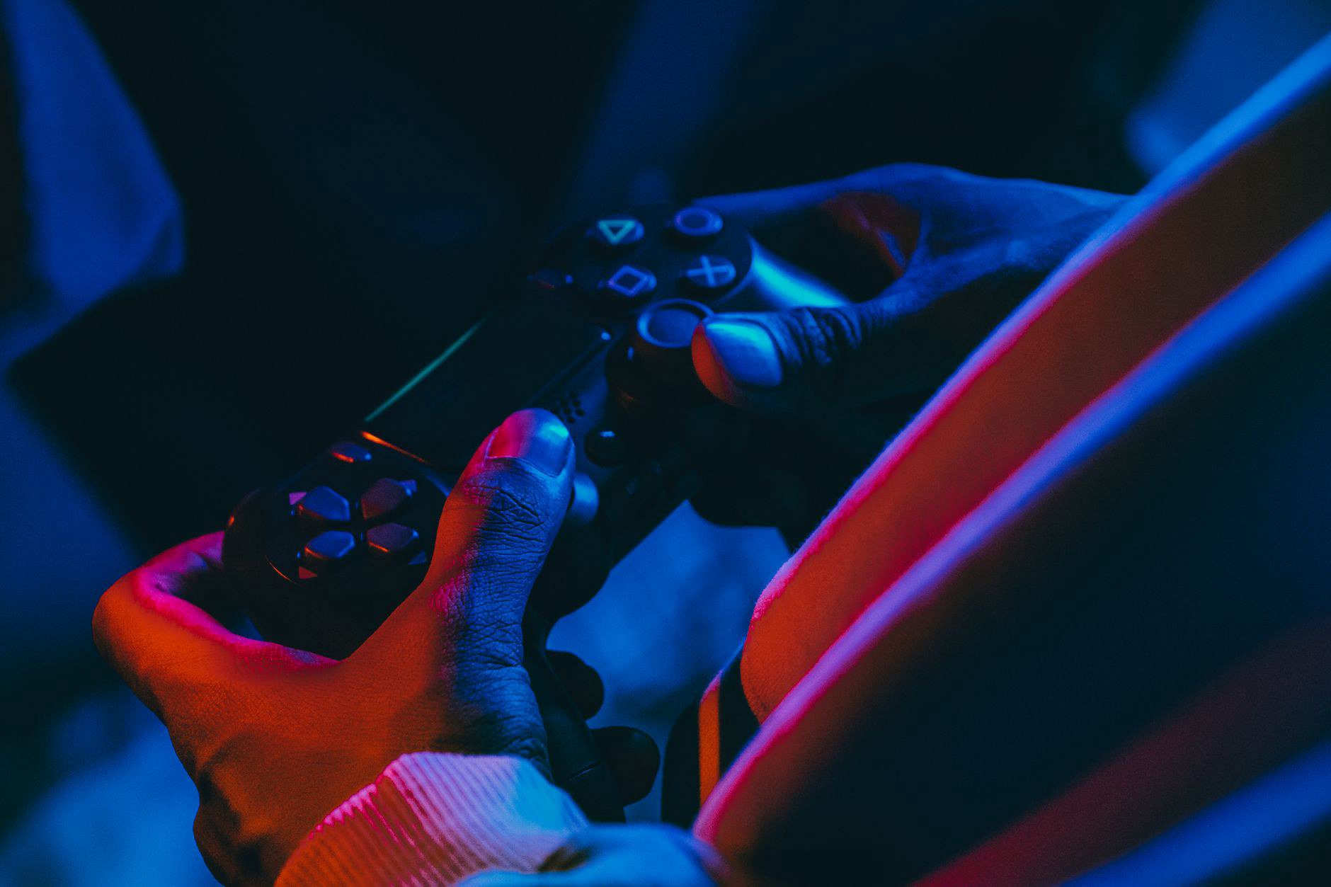 Tác động của thói quen cày game đêm đến cột sống cổ
