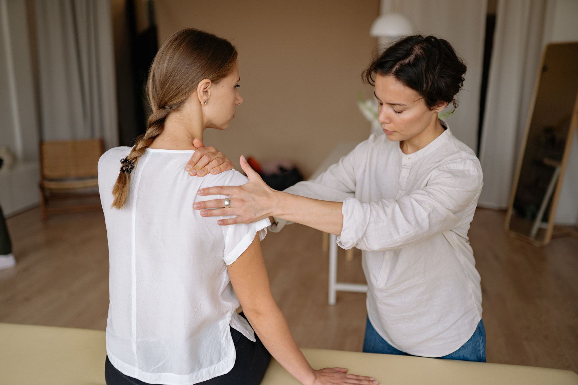 Mẹo tự hỗ trợ giảm đau vai gáy ngay tại góc máy